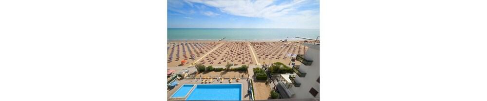 Hotel Tritone Jesolo Lido Exterior foto