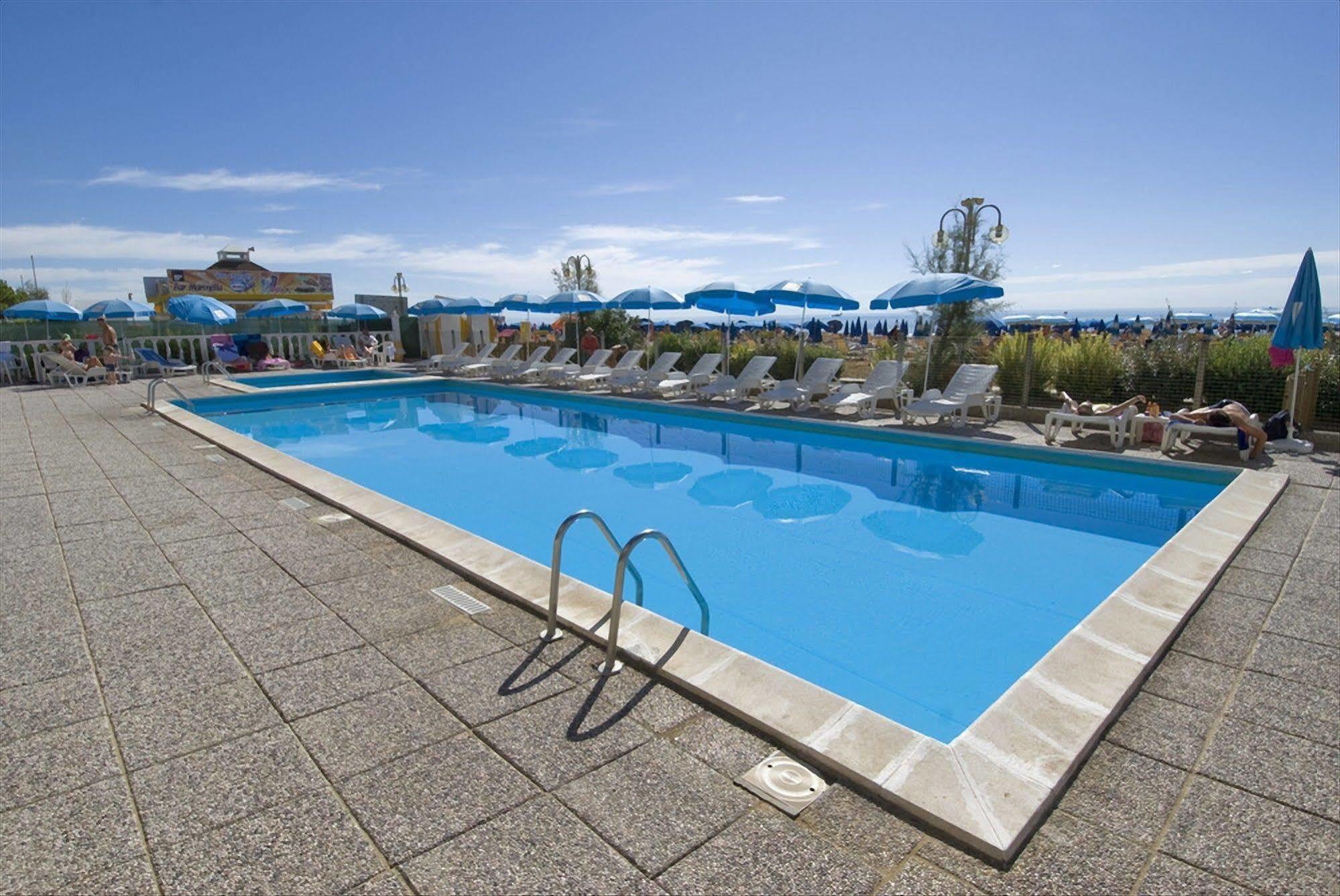 Hotel Tritone Jesolo Lido Exterior foto